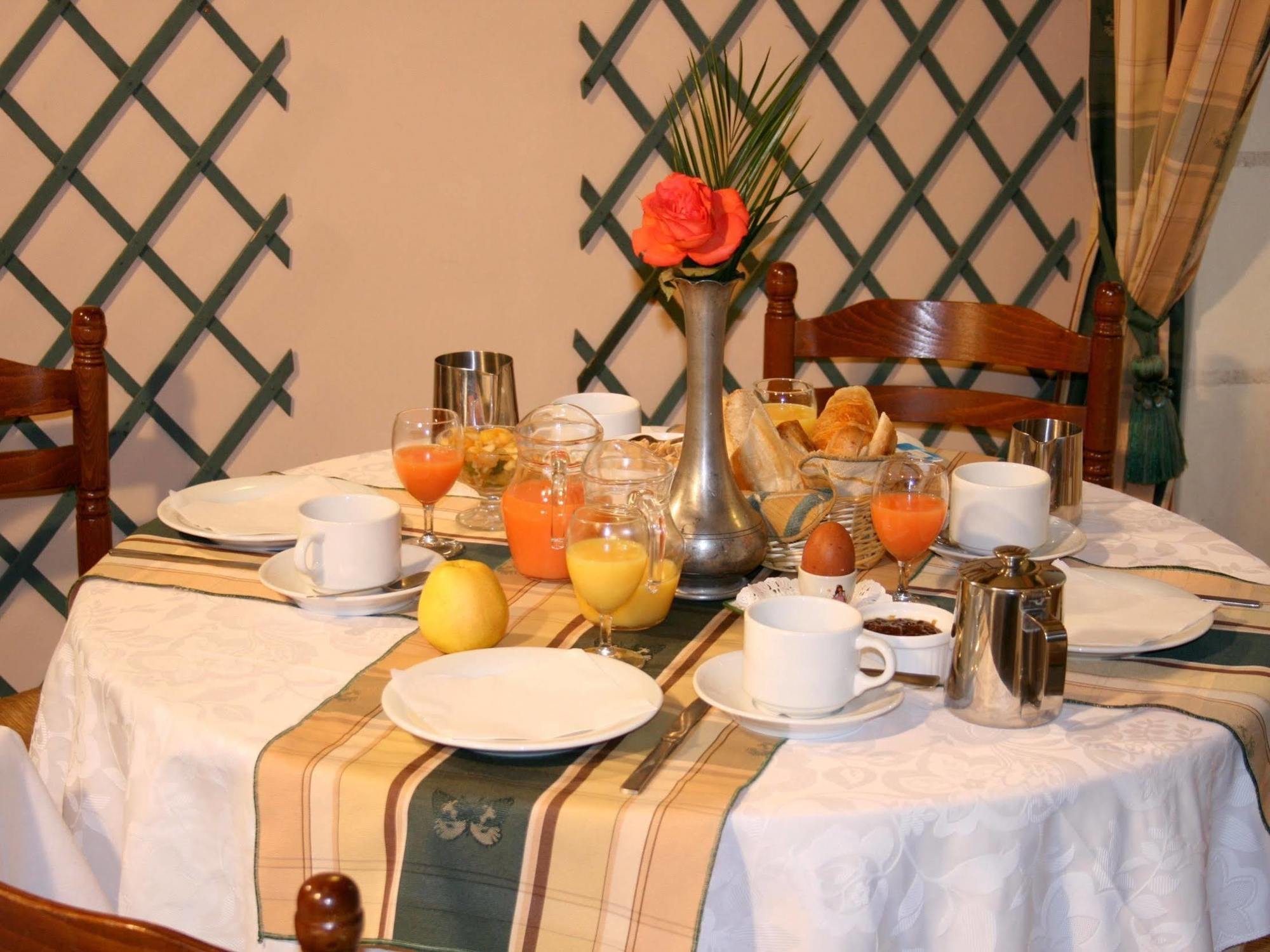 Logis Auberge Le Colombien - Hotel Et Restaurant Villandry Exteriör bild